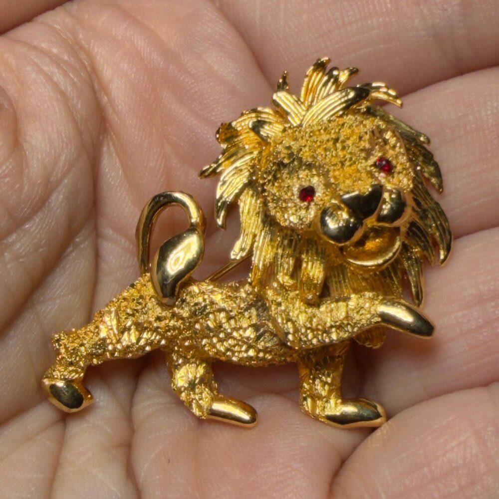 Lion Brooch Gold Tone Textured Animal Pin Red Rhinestone Eyes 1.75”